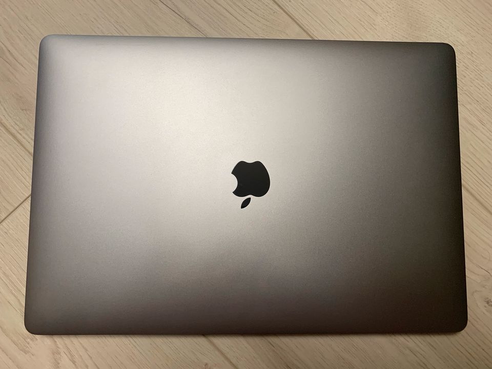 Apple MacBook Pro 15 Zoll (A1990) i7, 512gb + Hülle + Ladegerät in Norheim