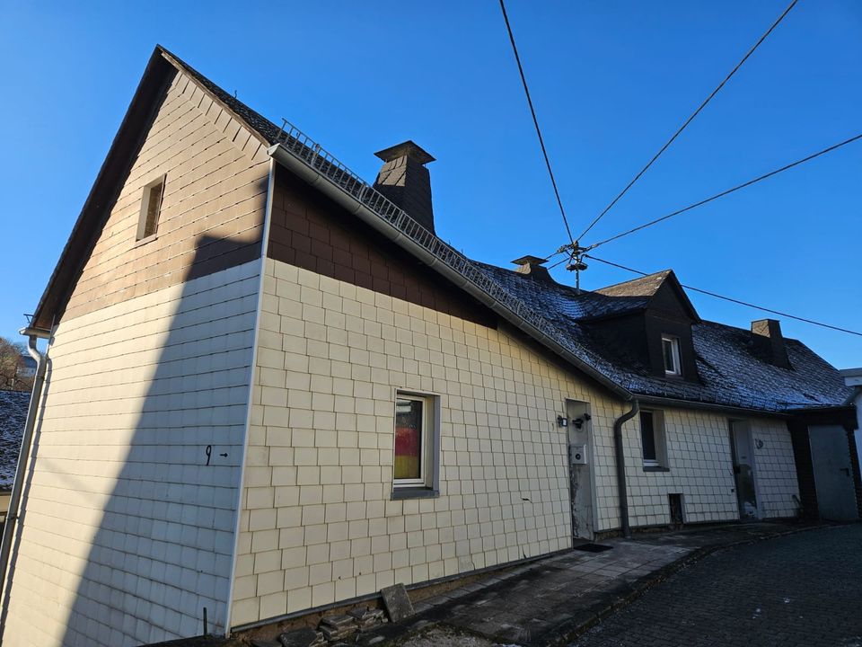 Notverkauf eines Dreifamilienhauses mit Garage in Urmersbach in Urmersbach