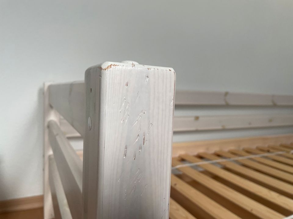 Holzbett (weiß) mit Lattenrost OHNE Matratze in Pirna