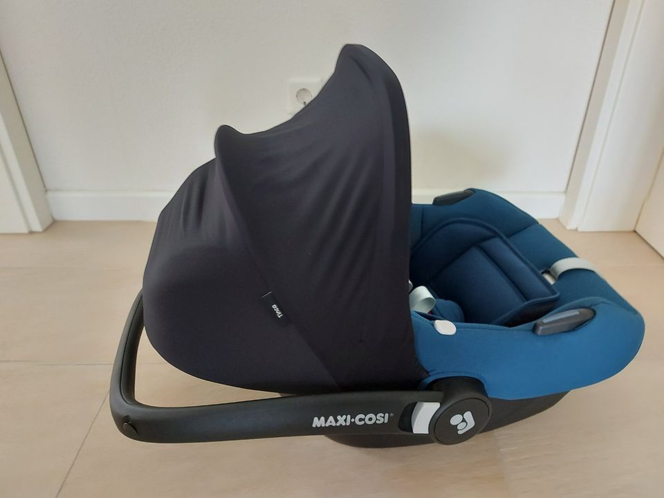 Maxi Cosi Tinca blau unfallfrei + Basisstation Family Fix 3 in Coburg