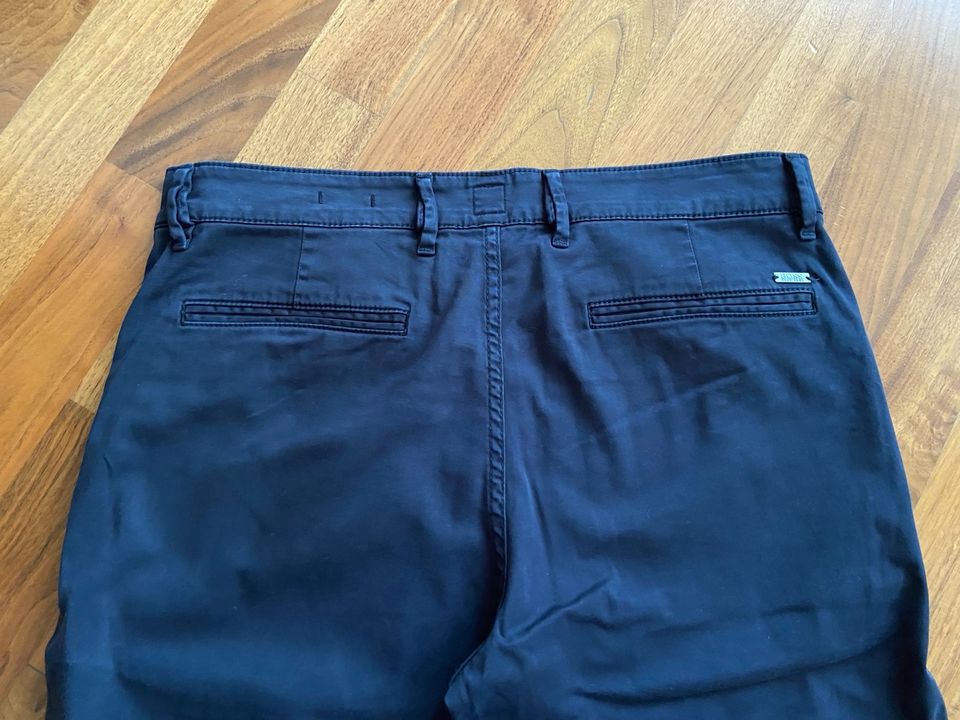 Chinohose von Hugo Boss, schwarz, Gr. 33/32, sehr guter Zustand in Flein