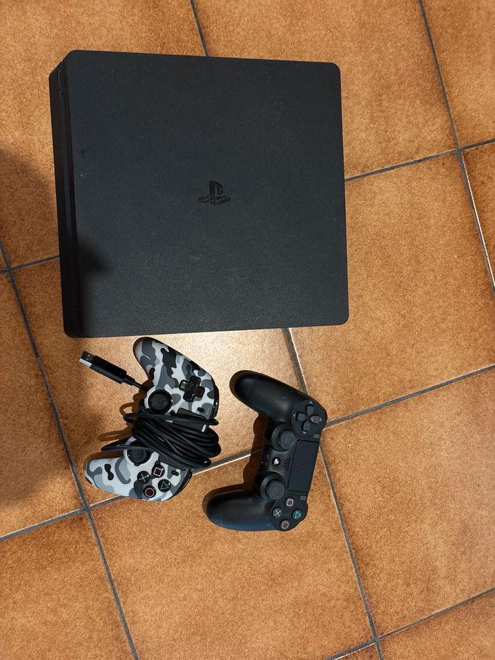 Ps4 Slim + 2 Controller in Tittmoning