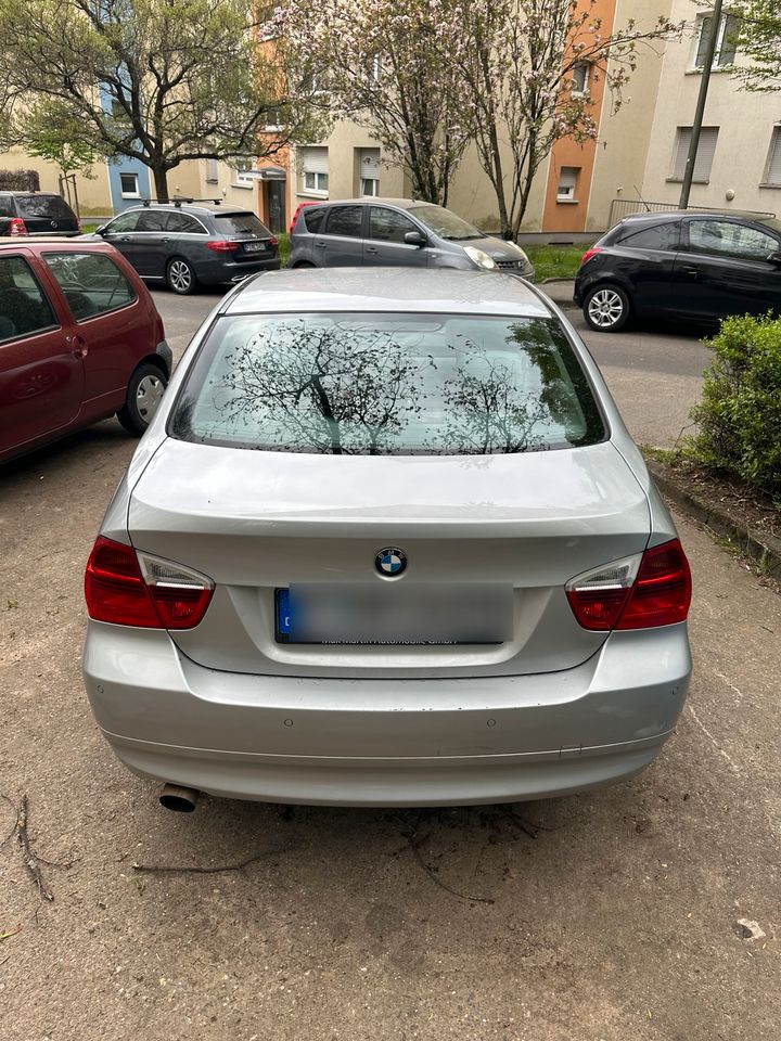 BMW 320i Sitzheizung Klimaanlage SCHECKHEFT in Frankfurt am Main