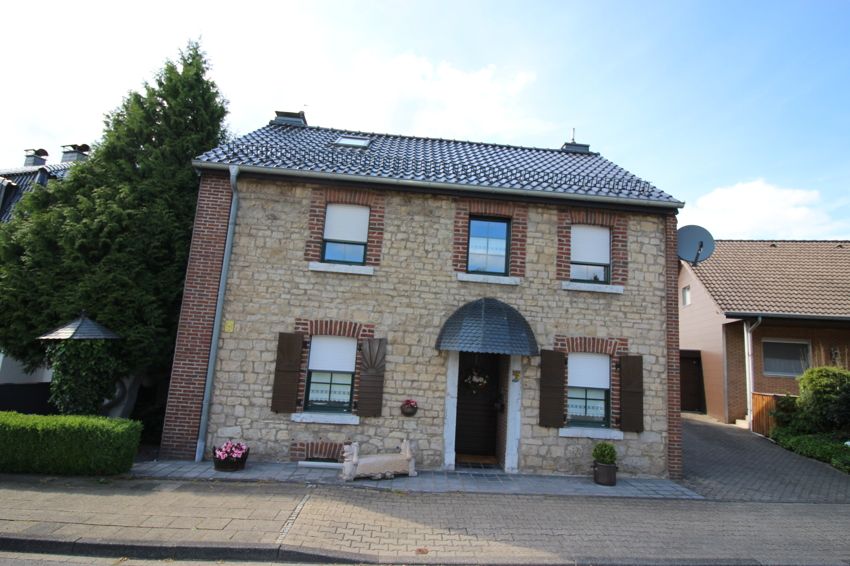 Freistehendes Einfamilienhaus mit Bruchsteinfassade und unverbaubarem Blick über das Wasserschutzgebiet, sehr ruhige Lage am Waldrand in Stolberg (Rhld)