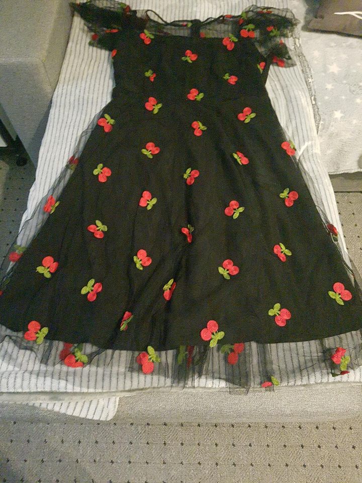 Rockabilly  kleid mit Kirschenmuster in Züssow