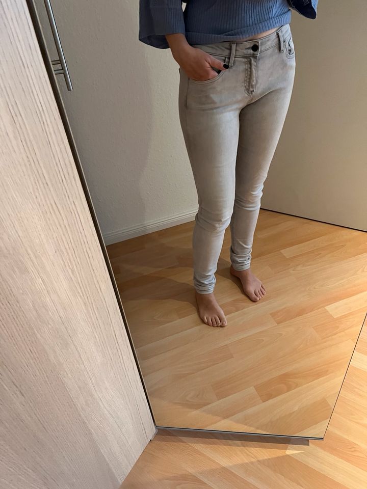 Uniqlo Damen Grau Skinny Jeans Gr 38 in Frankfurt am Main