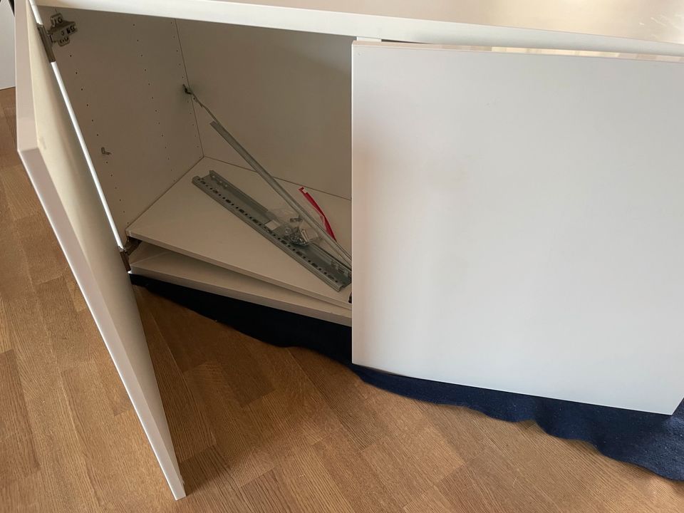 IKEA Besta 120x40x64cm Weiss mit Wandhalterung in Hannover