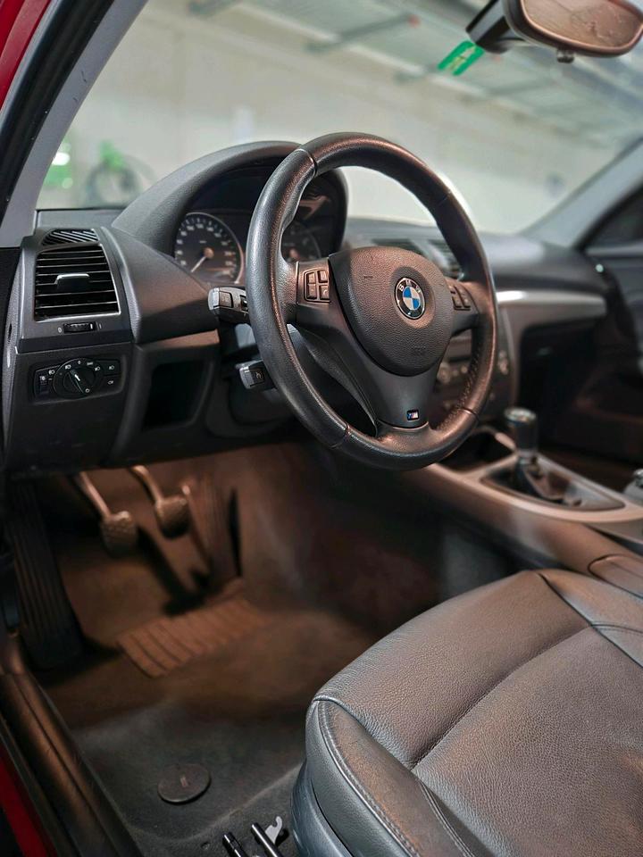 BMW 1er Facelift 118i 2.Hand/Leder/LED Griff/Start-Stop/SHZ/ in Allensbach