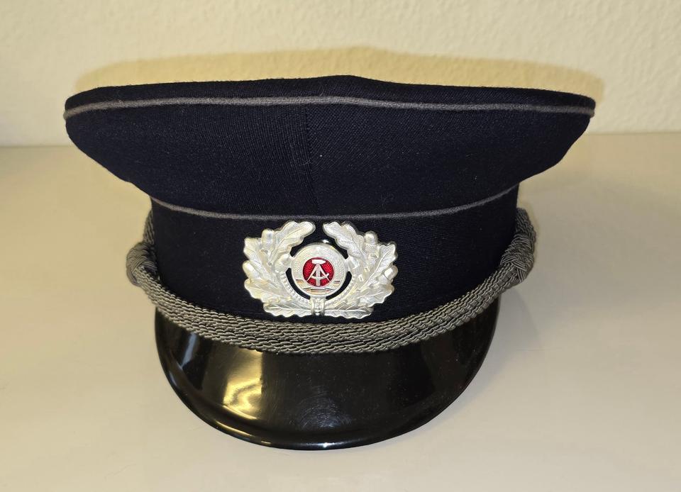 Mütze Strafvollzug der ehemaligen DDR Gefängnis in Salzgitter