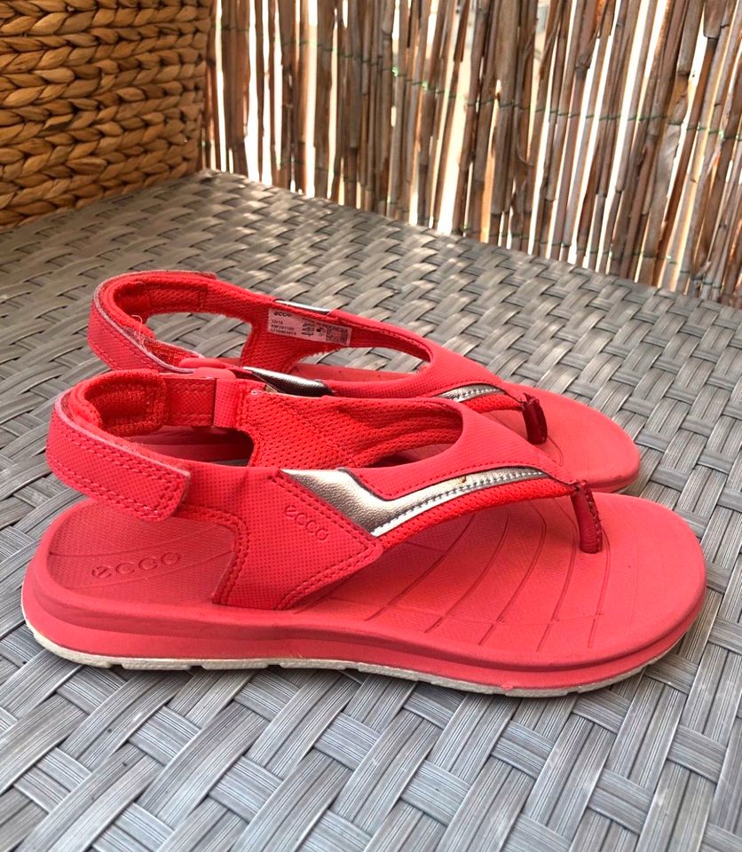 Ecco Kinder Sandalen Flipflops Schlappen Schuhe Rot Gr.33 in Berlin