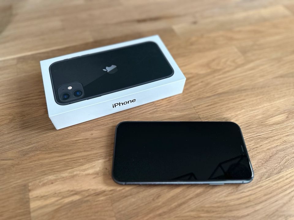 iPhone 11 schwarz 128 GB inkl. Folien in Jever