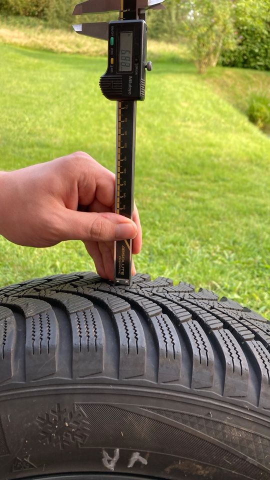 Winterreifen auf grauen Alu Felgen 205/55 R16 in Olpe