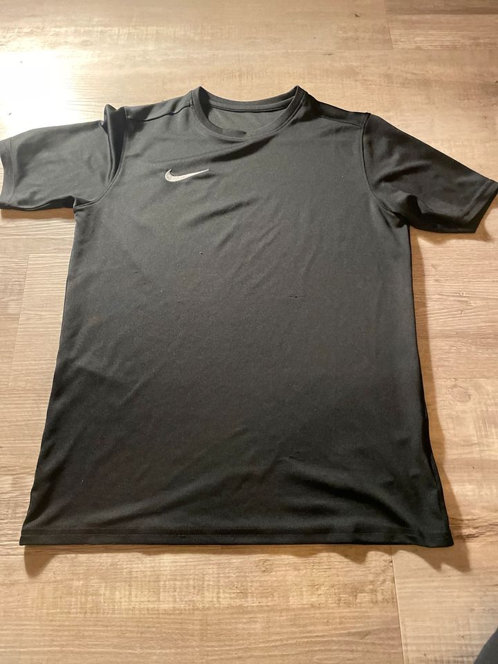 Nike Sportshirt Gr.152/164 in Köln