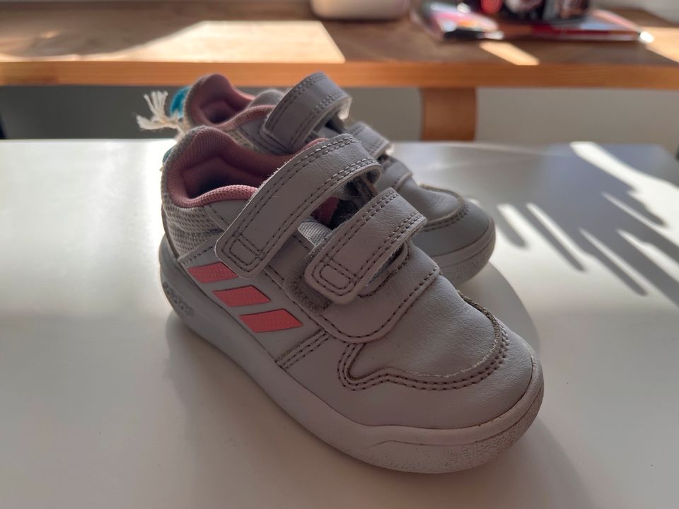 Kinderschuhe Adidas 21 in Heroldstatt