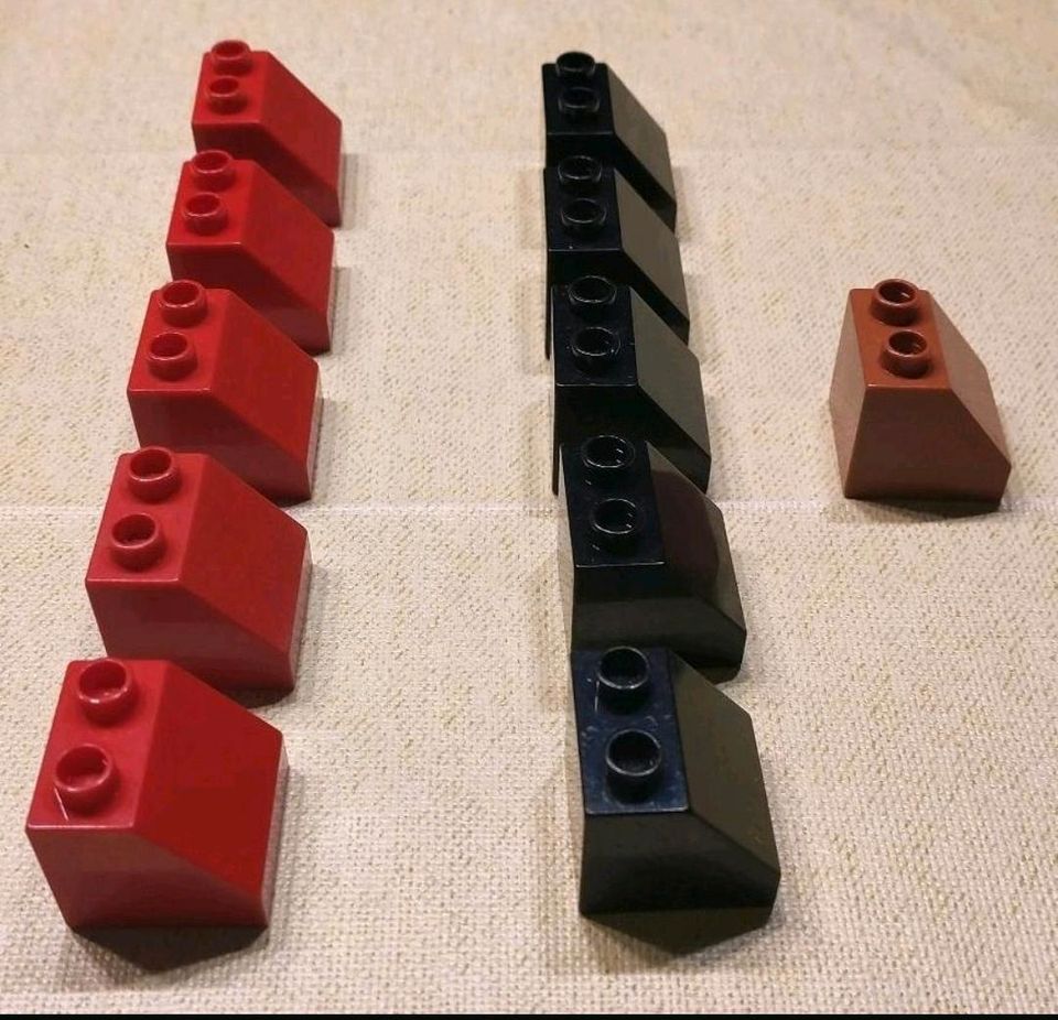 Lego Duplo Bausteine rot schwarz Dach Stein 2x2x1 1/2 schräg in Merkelbach