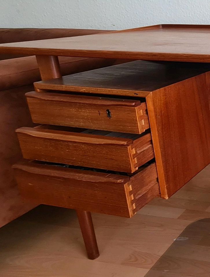 Scandinavian vintage desk by Peter Løvig Nielsen.  Aus Teakholz in Frankfurt am Main