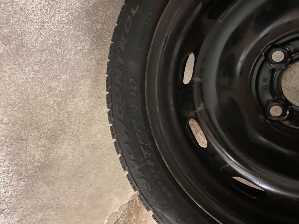 Kompletträder 175/60 R15 Pirelli Reifen in Esslingen