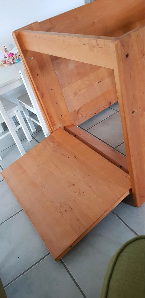 Kinderbett aus unbehandeltem Holz mit Matratze und Lattenrost in Villingen-Schwenningen
