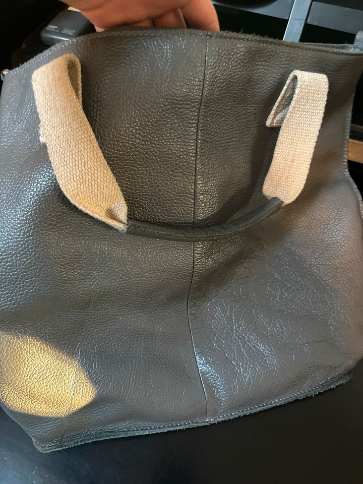 Handtasche Leder. Farbe: Dunkelgrau in Krefeld