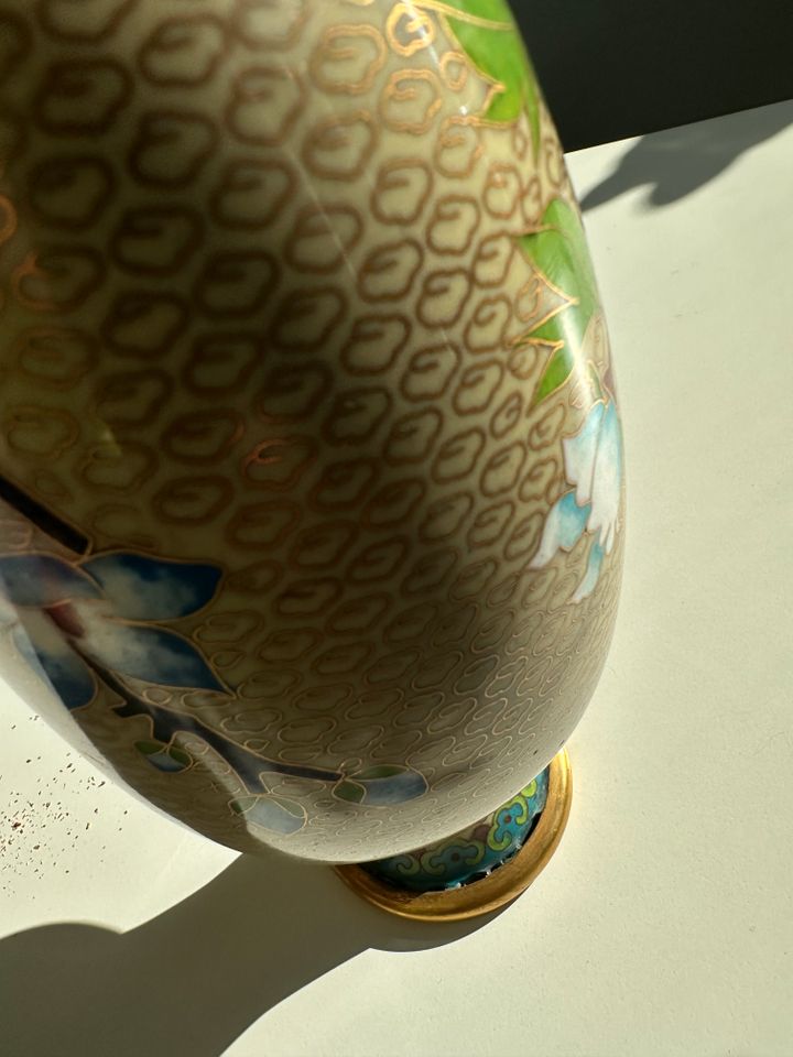 Cloisonne Vase Blumen Design, Vintage chinesische Emaille in Bergisch Gladbach