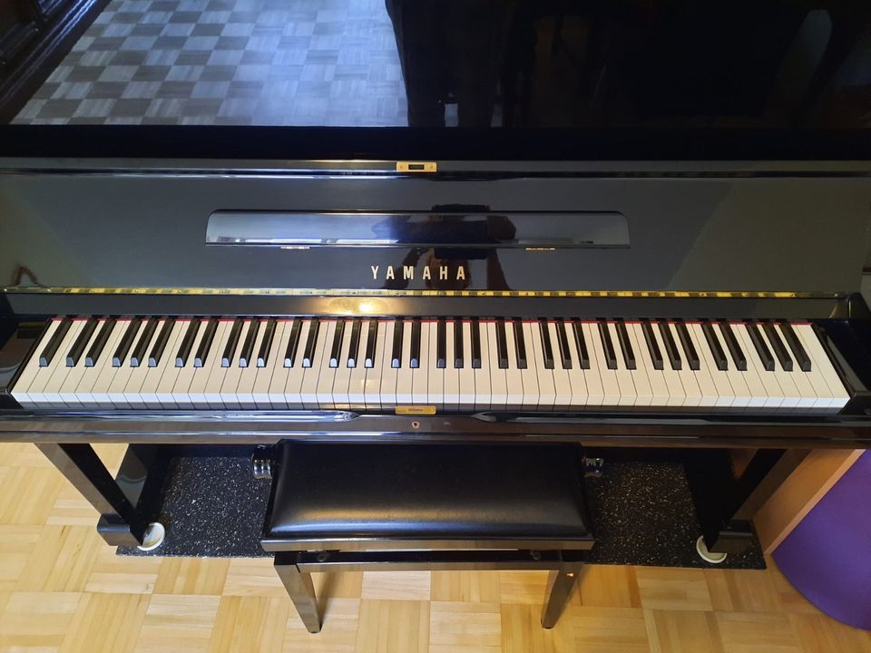 Klavier Yamaha U3 schwarz, sehr schöner Klang, wenig benutzt in Berlin