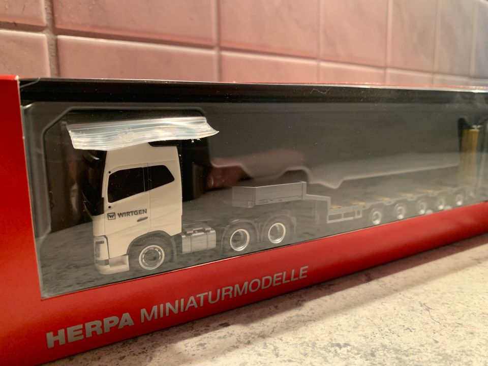 Herpa Volvo Tieflader mit Wirtgen Fräse in Zimmern ob Rottweil