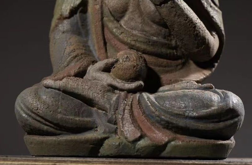 Holzskulptur des sitzenden Buddha Shakyamuni in Nierstein