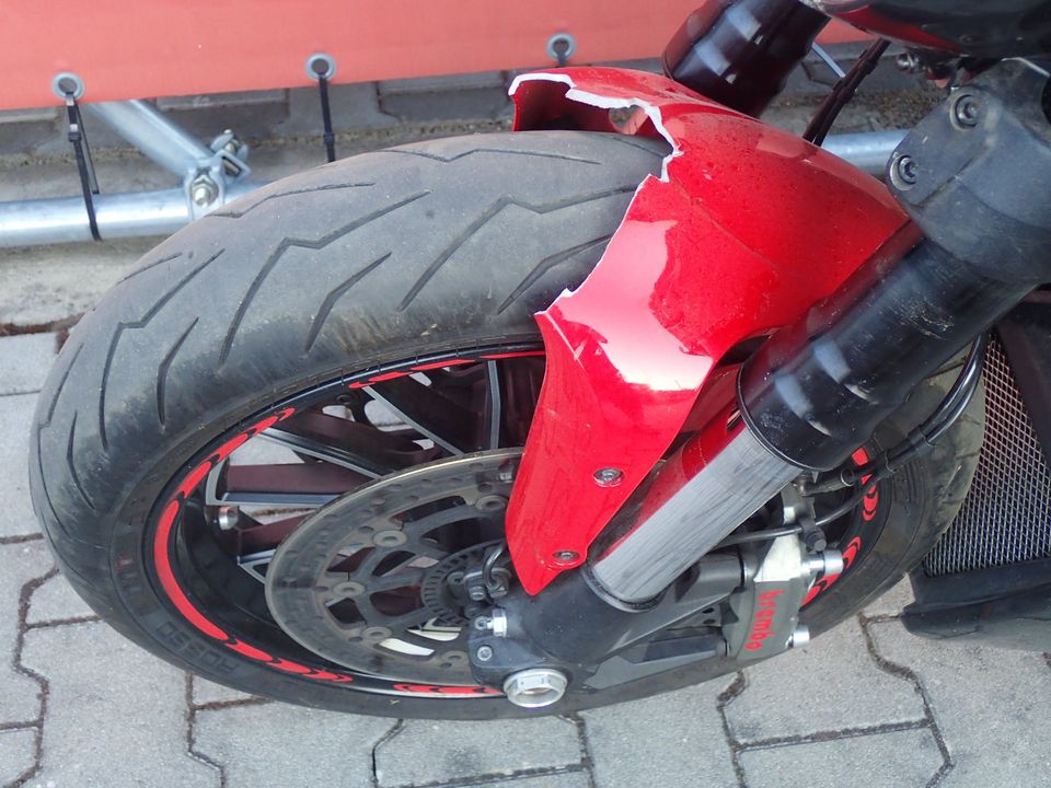 Ducati Diavel Carbon Red Rizoma Unfallschaden in Mantel