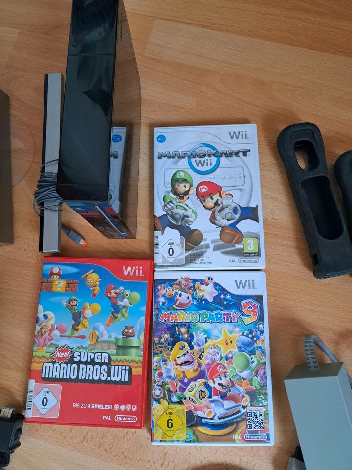 Nintendo Wii mit 2 Controller, 3 Spiele in Erlangen