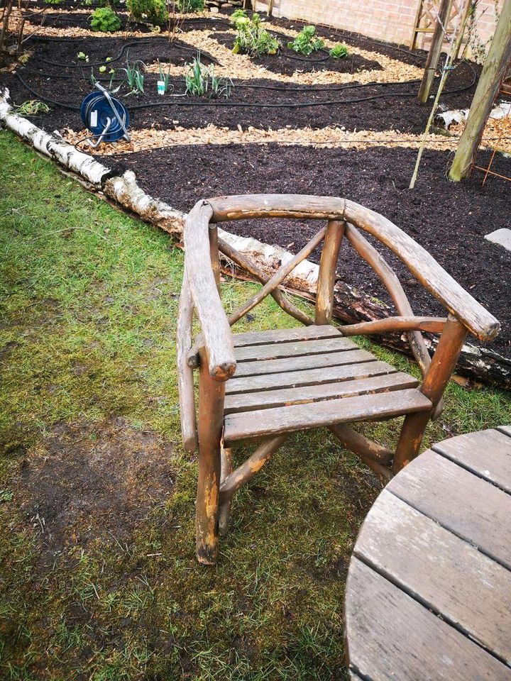 Antike / vintage Garten Möbel aus Holz in Tiddische