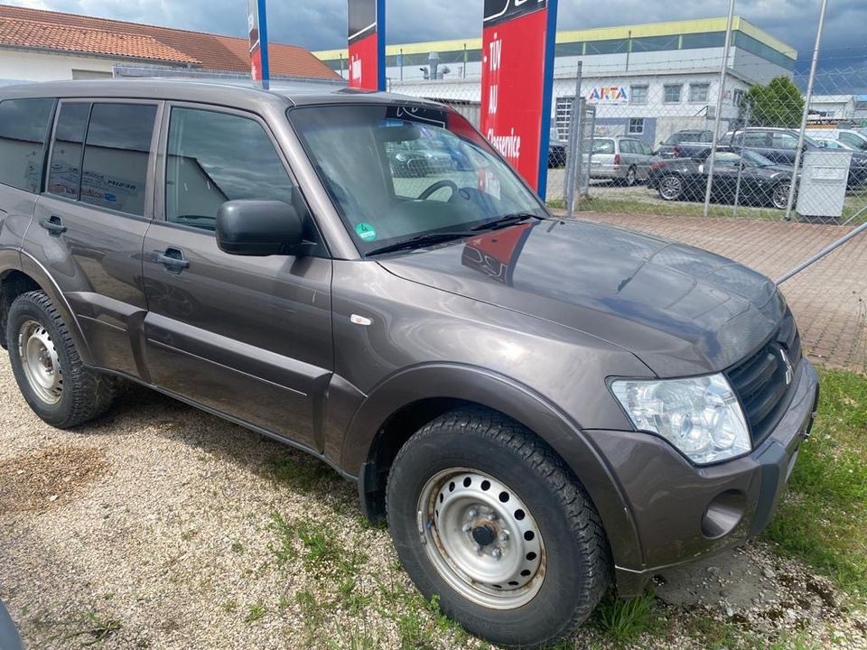 Mitsubishi Pajero Schalter, Diesel in Stockach