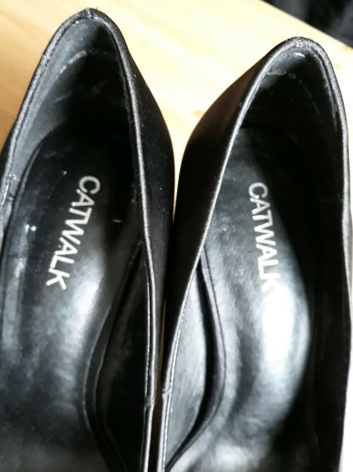 Damen Pumps  / High Heels  Gr.39  Schwarz in Bad Oeynhausen