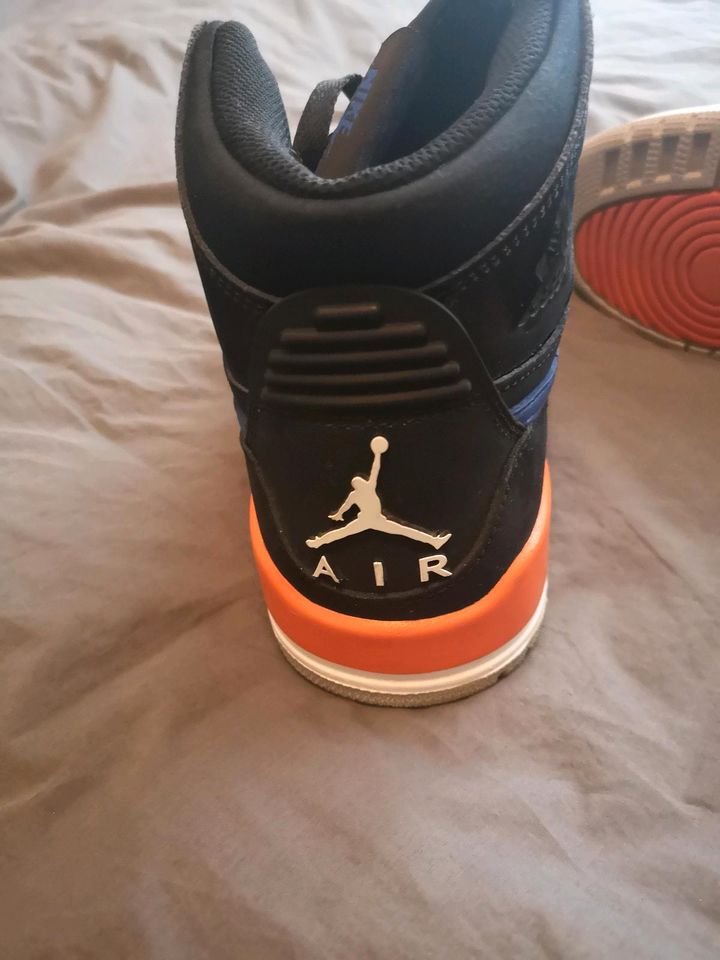 Nike Air Jordan [ Legacy high] in Schwarz orange Gr. 40.5 in Schorndorf