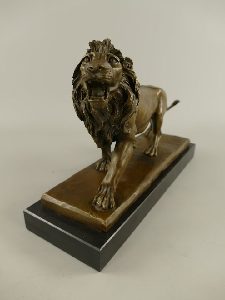 schöne Bronzefigur eines Löwen Statue Skulptur auf Marmorsockel in Centrum