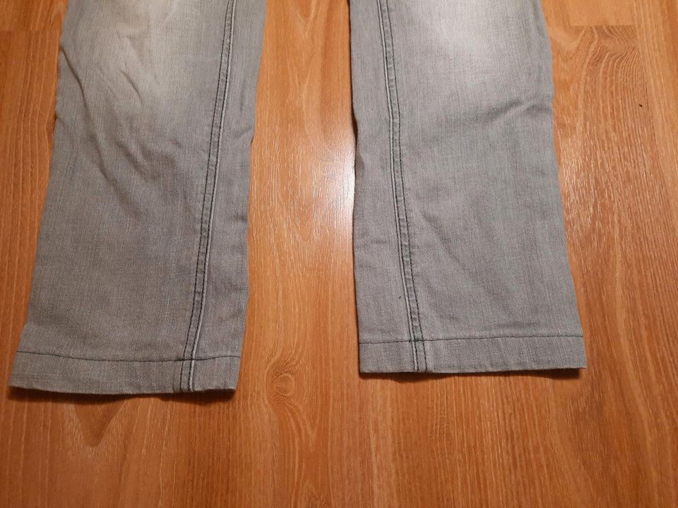 tolle, bequeme Umstandsjeans von Mamalicious Gr. 28 (38) grau mit in Leipzig