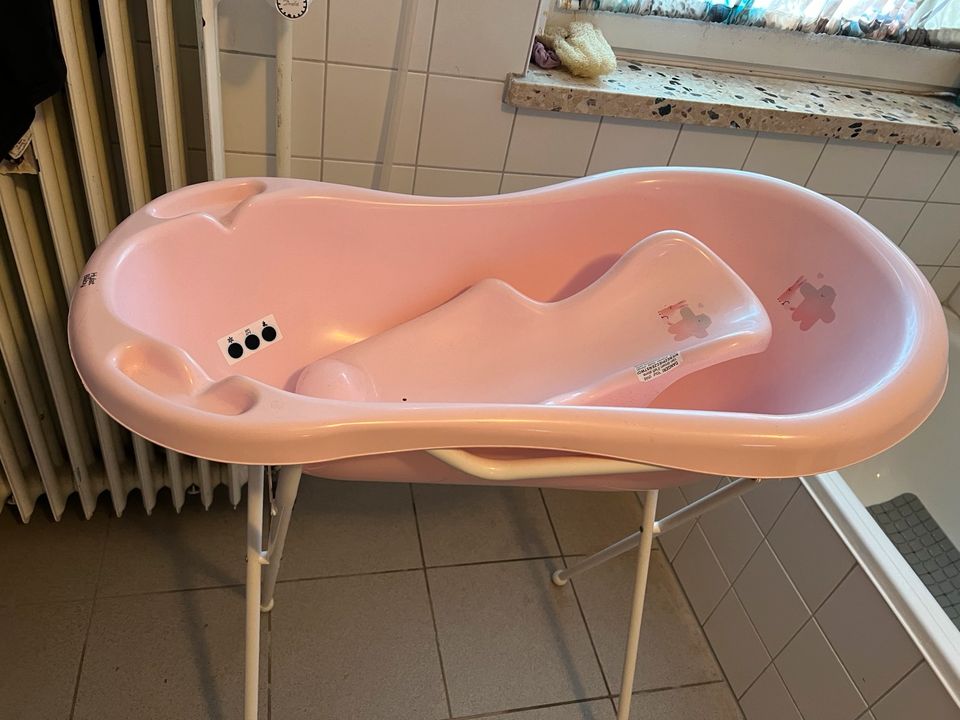 Schöne Babywanne Badewanne rosa in Mölln