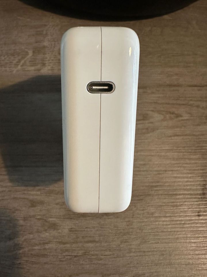 Apple 61W USB-C Original Power Adapter Netzteil Ladegerät in Berlin