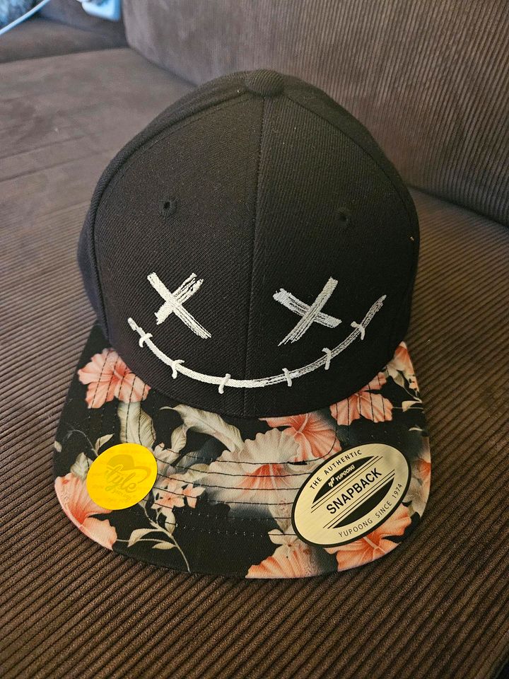 Snapback Blumen Grinsen in Lohne (Oldenburg)