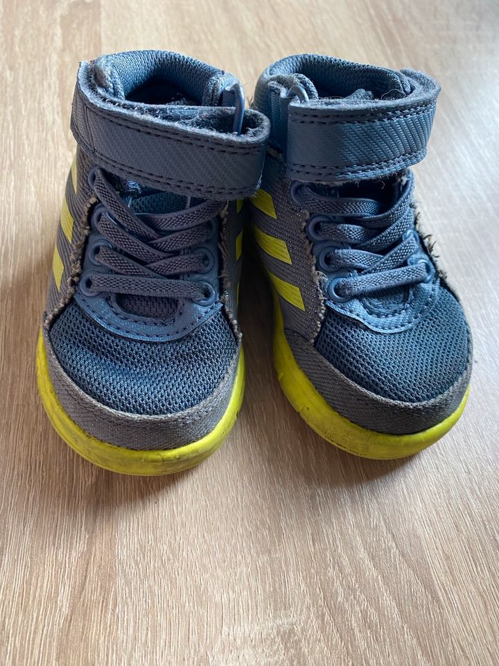 Adidas Schuhe Größe 19 in Kitzingen