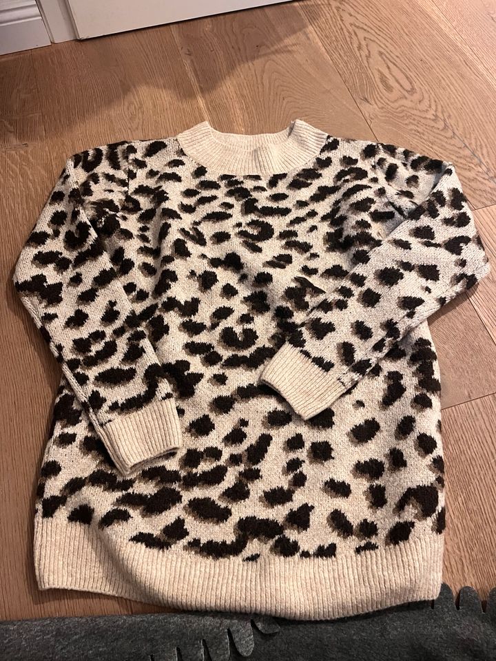 H & M Mama Pullover in Bremen