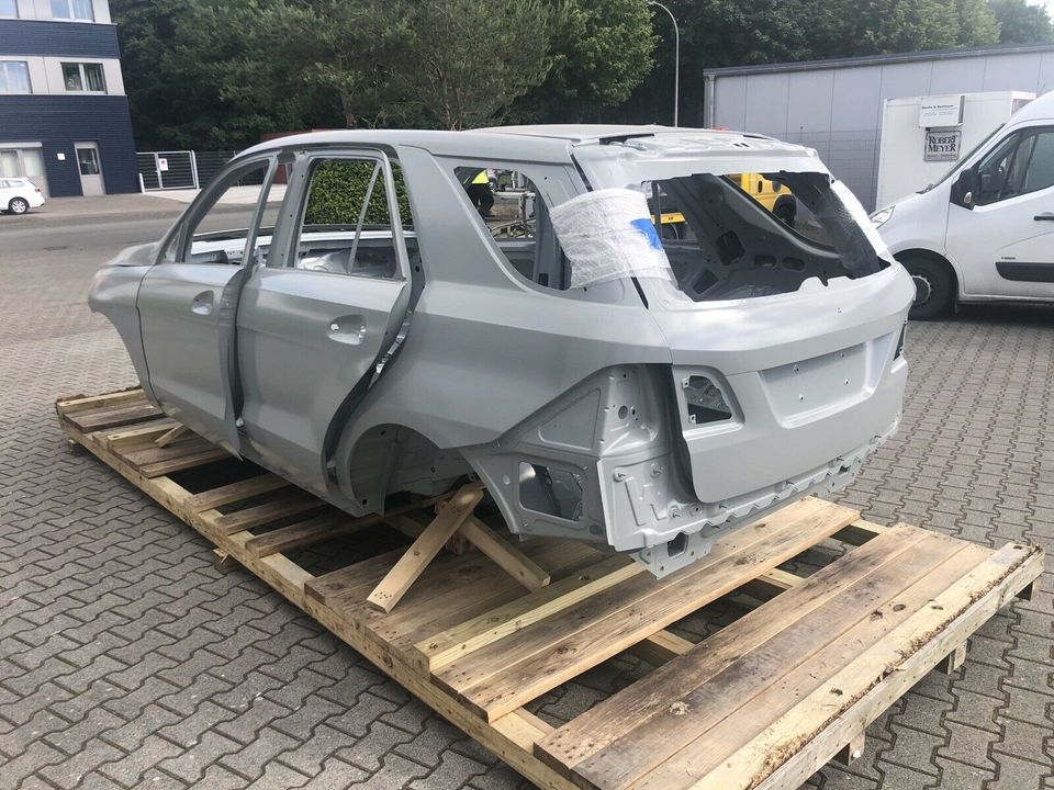 NEUER ROHBAU KAROSSE MERCEDES GLE TEILENUMMER A1666000907 in Gronau (Westfalen)