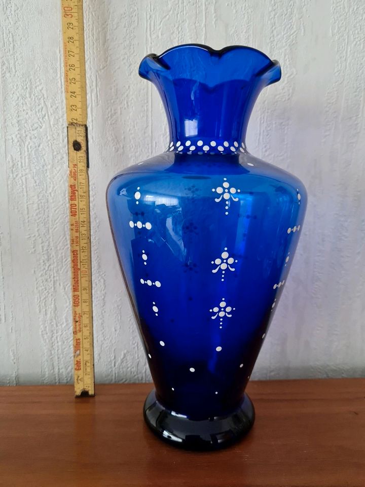 Vase, blau mit weißen Pünktchen in Köln