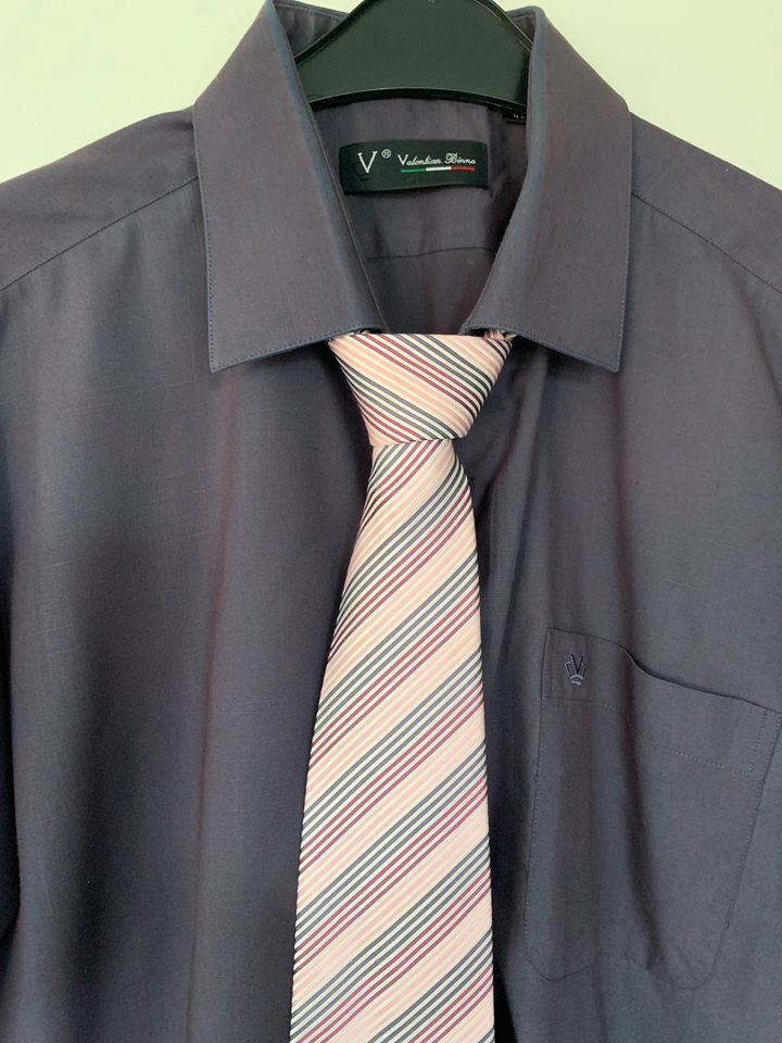Herren Hemd Baumwolle Gr. XL 43  dunkellila blau mit Krawatte in Stelle