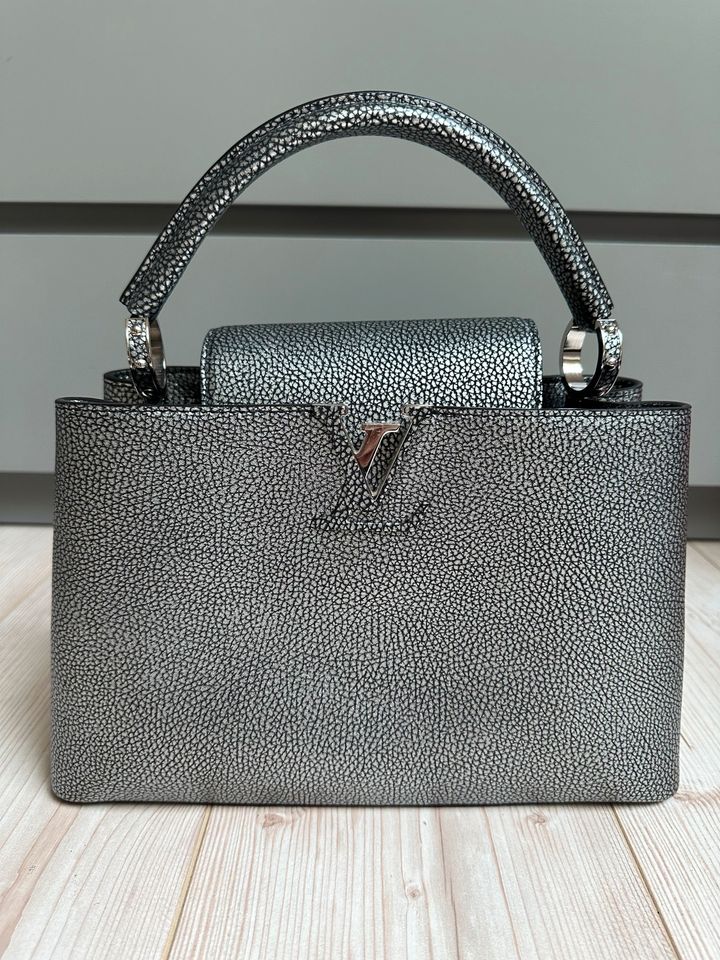 Original LV Louis Vuitton Tasche Capucines PM Silber metallic in Münster