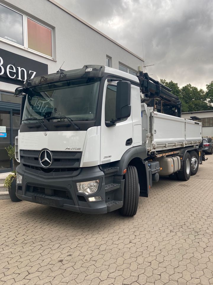 Mercedes Benz Actros / Antos 2536L Kipper mit Heckkran und Zange in Würzburg