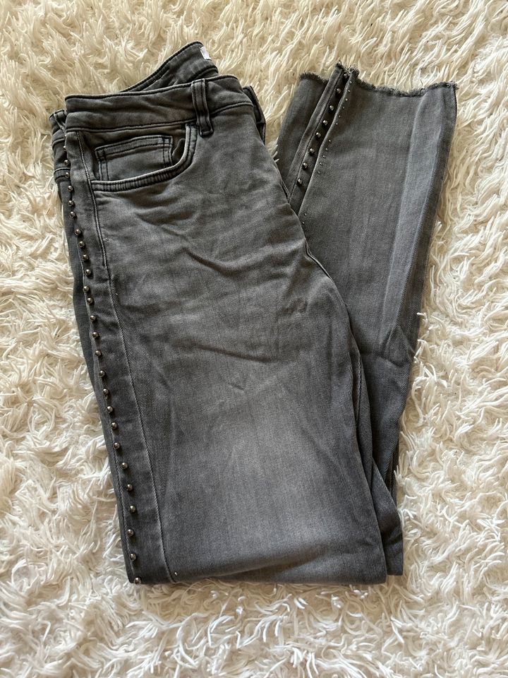 Zara jeans mit Perlen in Salzgitter
