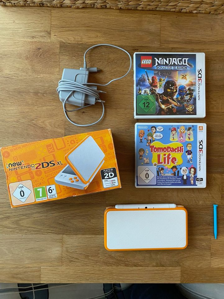 TOP Nintendo 2DS XL weiß/orange (+2 3DS-Spielen,Ladekabel,OVP...) in Schildow