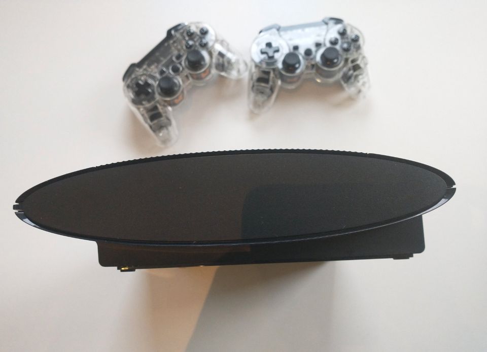 Playstation 3 Super-slim (CECH-4004C) PS3 mit zwei Controllern in Naumburg (Saale)