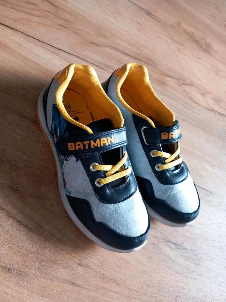 Schöne Blink Schuhe  in Größe 35 von Batman zu verkaufen in Neustadt