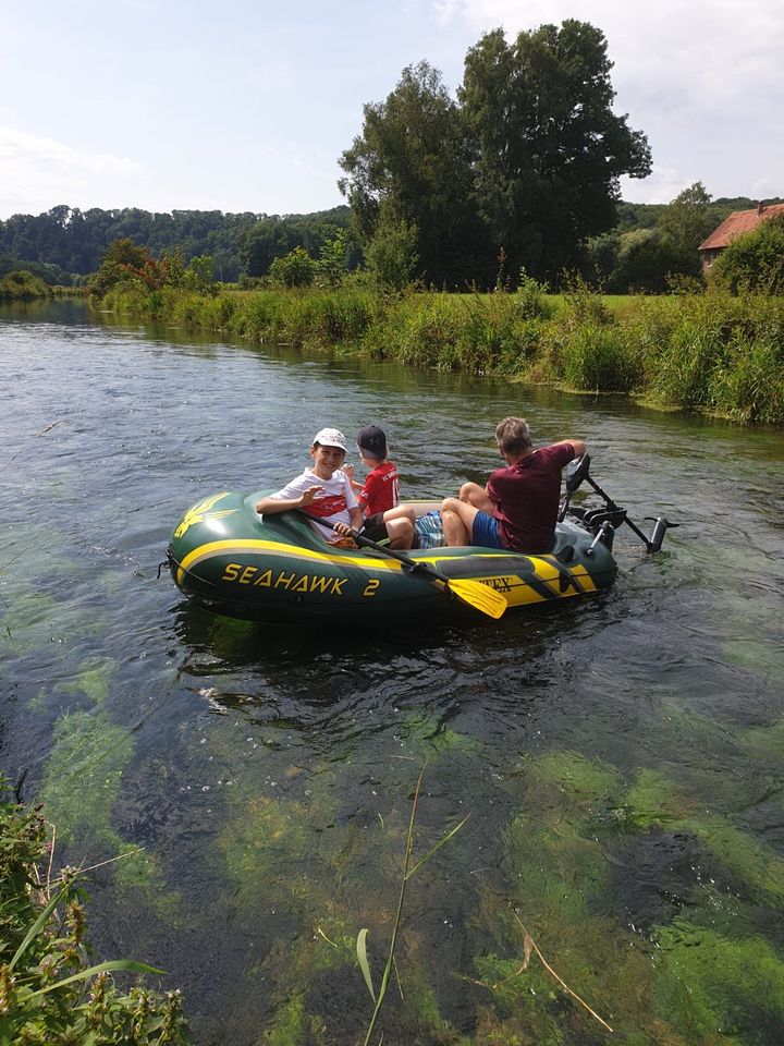 Schlauchboot mit e-Motor, Akku und Ladegerät in Schlat